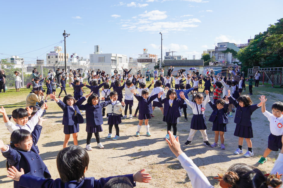 キャンドルとダンスで「クリスマスお祝い会」