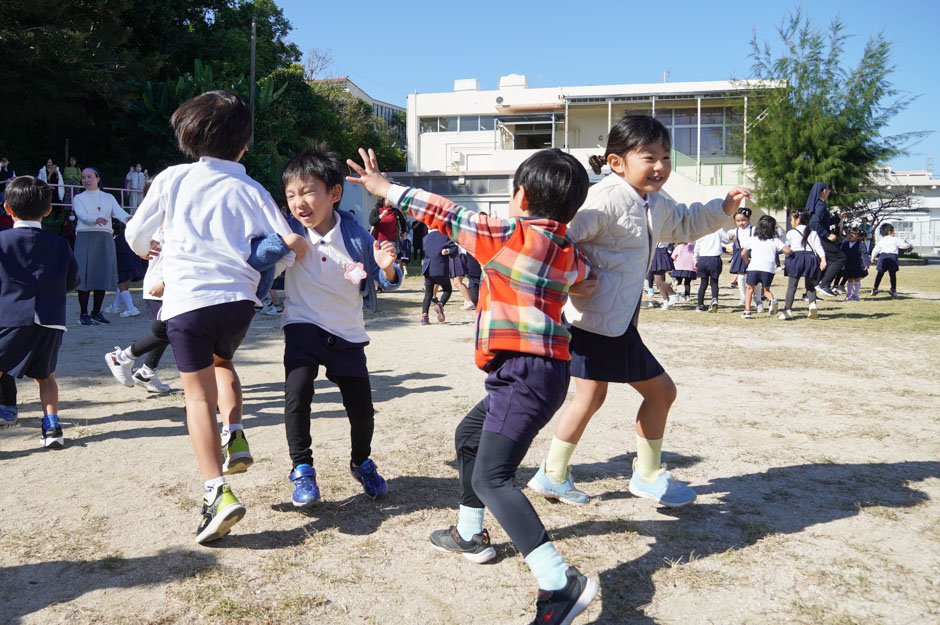 キャンドルとダンスで「クリスマスお祝い会」