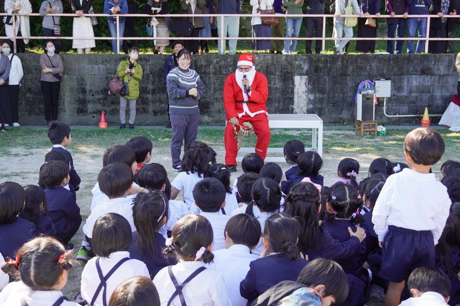 キャンドルとダンスで「クリスマスお祝い会」