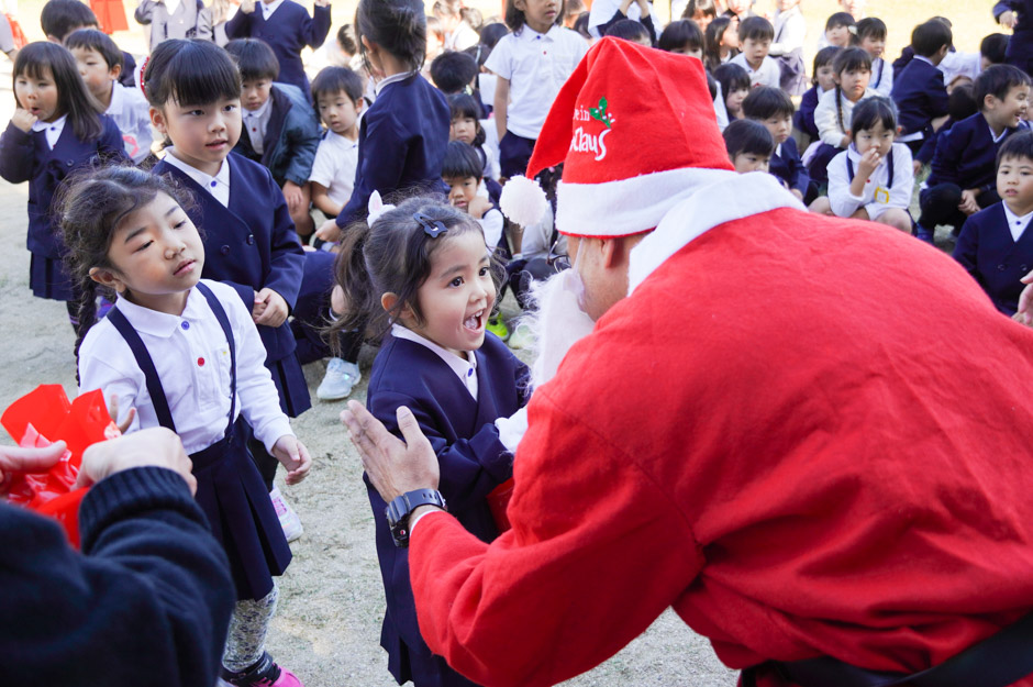 キャンドルとダンスで「クリスマスお祝い会」