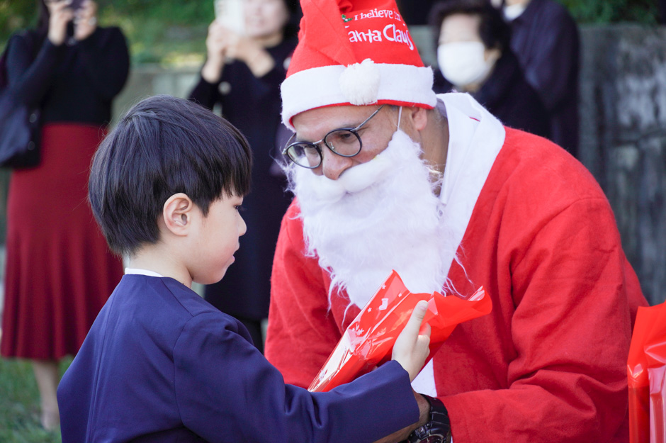 キャンドルとダンスで「クリスマスお祝い会」